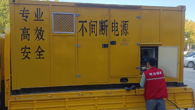 革吉柴油发电机组和UPS电源配合使用时，如何避免切换过程中的电力中断？